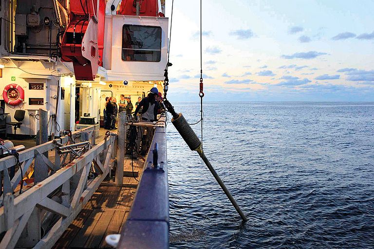 A gravity corer is deployed from a research vessel. Equipped with weights of several tonnes, it penetrates the seabed and is brought back on board together with the sediment trapped in the tube and then sampled. Photo: Elgar Esser