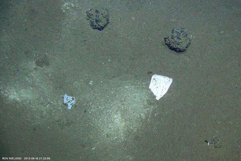 Curd box next to manganese nodules at a water depth of more than 4000 metres in the so-called DISCOL area (South-East Pacific). Photo: ROV Team/GEOMAR