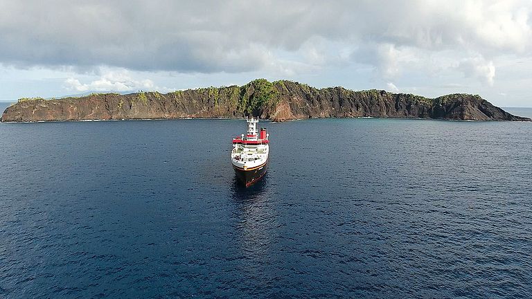 Die SONNE vor Ritter-Island während der seismischen Untersuchung von Spuren einer Hangrutschung