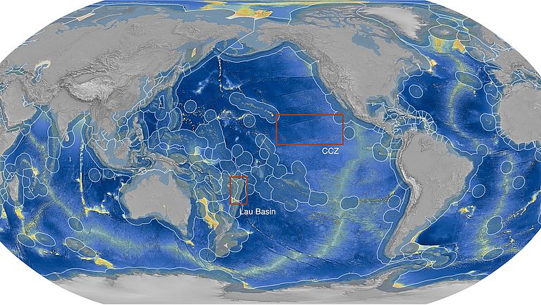 Eine Weltkarte, auf der zwei Gebiete im Ozean rot eingezeichnet sind