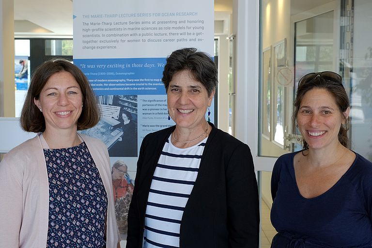 Prof. Dr. Katja Matthes (left) and Prof. Dr. Christa Marandino (right) of the  GEOMAR Women's Executive Board welcome Anya M. Waite (centre). Photo: Jan Steffen/GEOMAR