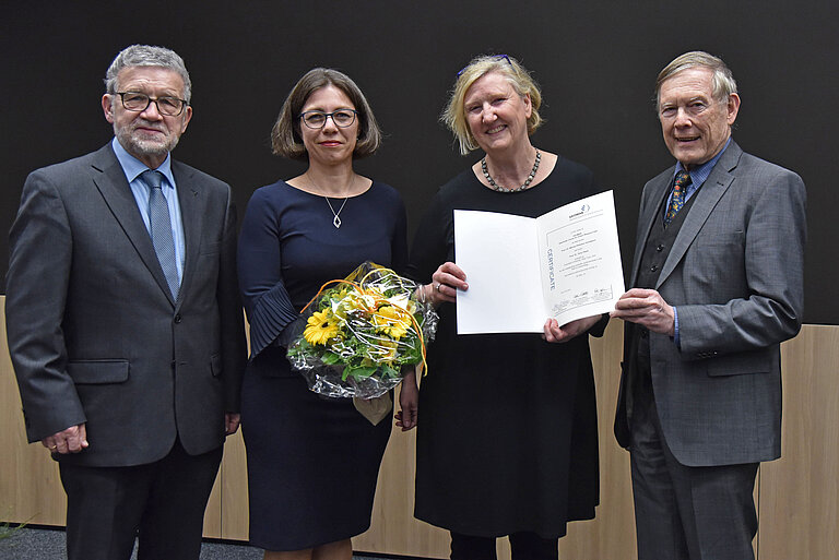 Dr. Christian Zöllner, deputy chairman and managing director (left), and Dr. h..c. Klaus-Jürgen Wichmann, chairman of the Prof. Dr. Werner-Petersen-Stiftung (right), together with GEOMAR director Professor Dr. Katja Matthes (2nd from left) congratulate Professor Dr. Terry Plank