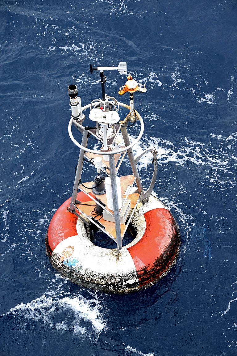 Surface element of the PIRATA buoy at 11.5°N, 23°W. The PIRATA buoys form the core elements of the observation system in the tropical Atlantic and record atmospheric parameters with the surface elements and oceanic parameters with the instruments anchored under water. They thus provide important data for a better understanding of the exchange processes between ocean and atmosphere. Photo: Michael Schneider.