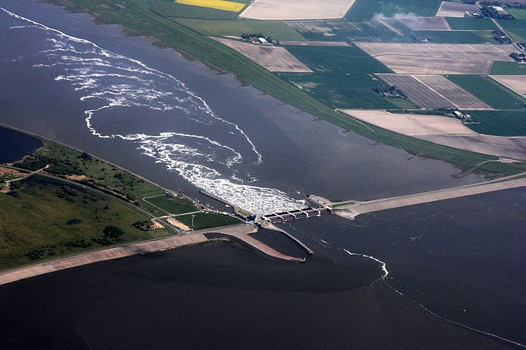 Für den Küstenschutz - hier das Eidersperrwerk in Schleswig-Holstein - wären regionale Prognosen zum Meeresspiegelanstieg wichtig. Doch für zuverlässige Aussagen fehlen derzeit Messwerte aus den Ozeanen. Foto: Andreas Villwock, GEOMAR