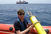 [Translate to English:] Martin Visbeck beim Aussetzen eines Tiefendrifters im tropischen Atlantik. Foto: GEOMAR.
