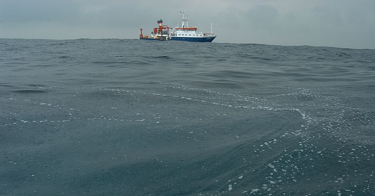 The research vessel ALKOR at the blowout in the northern part of the North Sea in 2006. Image: GEOMAR
