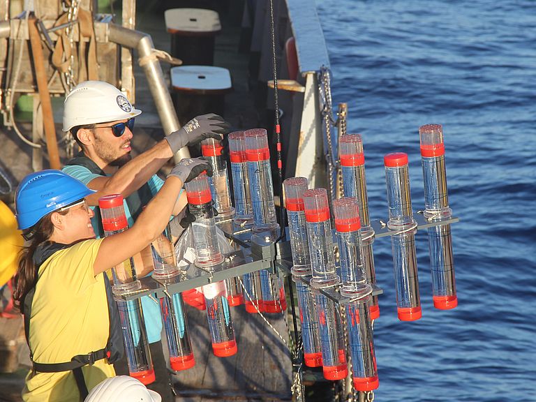Launching a sediment trap on a ship expedition