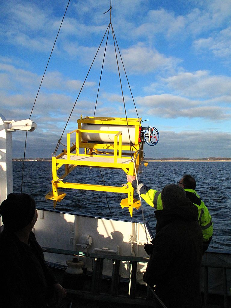 Der sensorbestückte COSYNA-Knoten für Boknis Eck wird vom Kieler Forschungskutter LITTORINA aus abgesetzt. Foto: Forschungstauchzentrum CAU