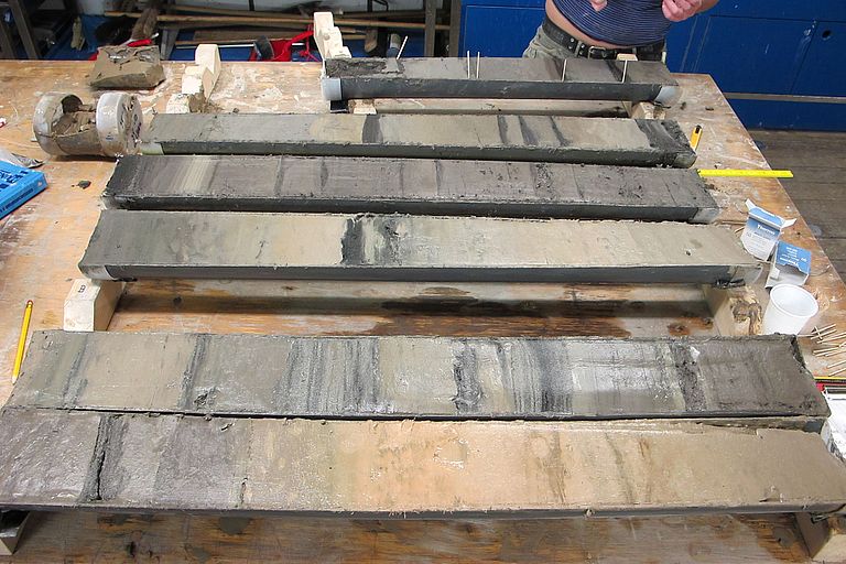 Ash layers in cores from the Pacific seafloor. Photo: S. Kutterolf, GEOMAR