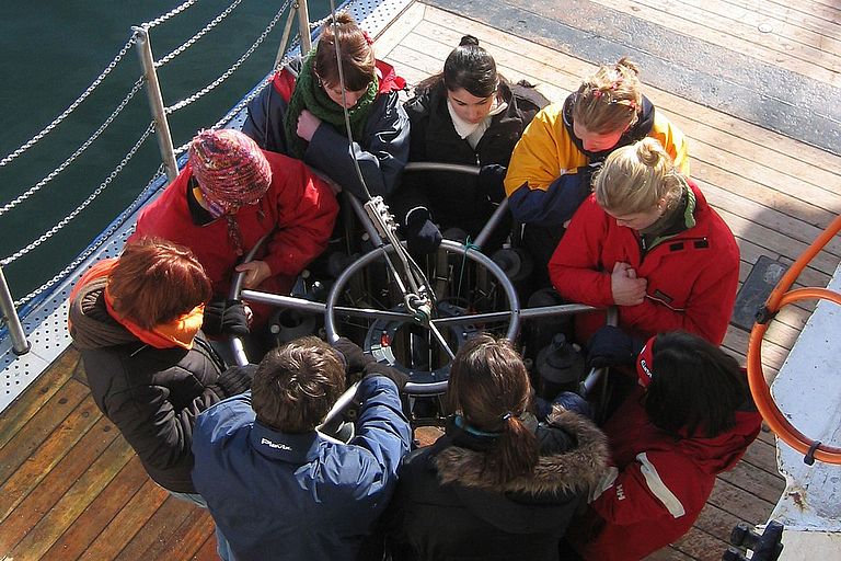 NaT-Working Meeresforschung ermöglicht Schülern, wissenschaftliche Arbeit hautnah zu erleben. Hier wird eine Schülergruppe in die Funktionsweise eines Kranzwasserschöpfers eingewiesen. Foto: J. Dengg, IFM-GEOMAR