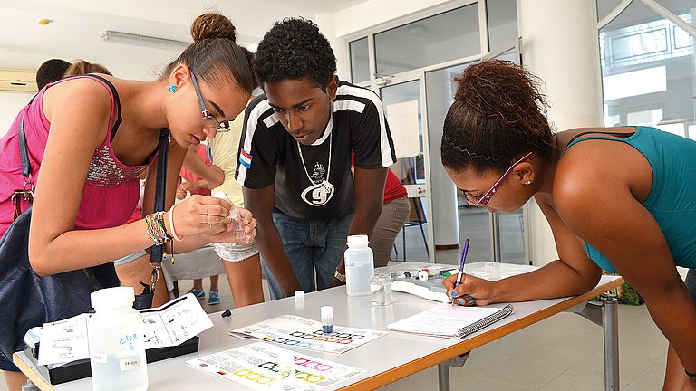 Students experimenting at a German-Cape Verdean summer school in Mindelo.
