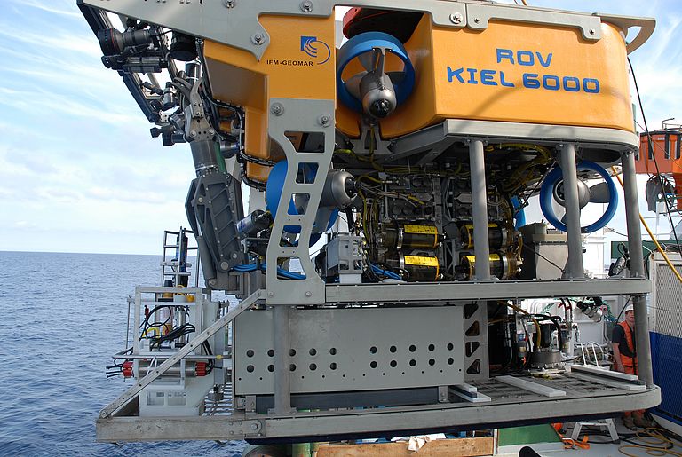ROV KIEL 6000 wird von Bord des irischen Forschungsschiffs CELTIC EXPLORER ausgesetzt. Foto: Peter Linke, GEOMAR