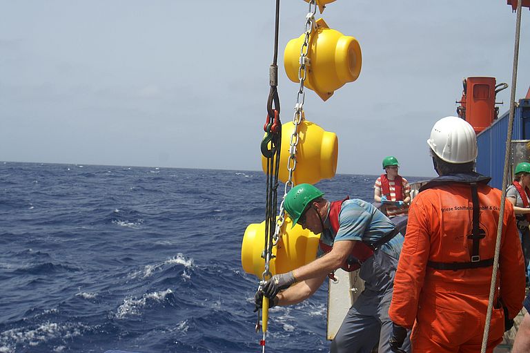 Arbeiten am "Cape Verde Ocean Observatory" vom Forschungsschiff METEOR aus. An dieser Langzeitmessstation nördlich der Kapverdischen Inseln haben die Wissenschaftler erstmals einen Eddy mit geringer Sauerstoffkonzentration detektiert. Foto: Toste Tanhua, GEOMAR