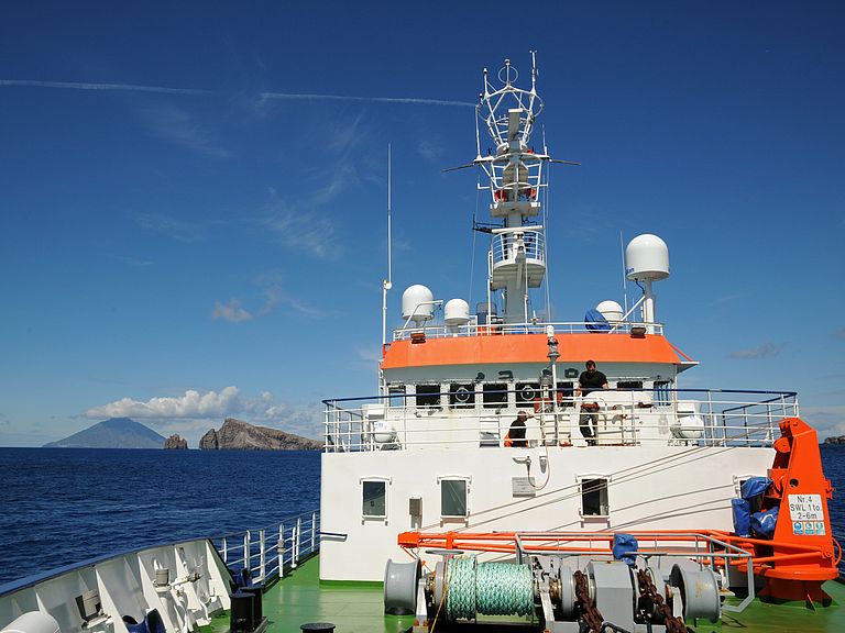 Das Forschungsschiff POSEIDON im zentralen Mittelmeer. Aktuell ist wieder ein Team Kieler Meereswissenschaftler mit der POSEIDON vor Sizilien im Einsatz, um das Risiko von Naturgefahren zu untersuchen. Foto: Maike Nicolai, GEOMAR