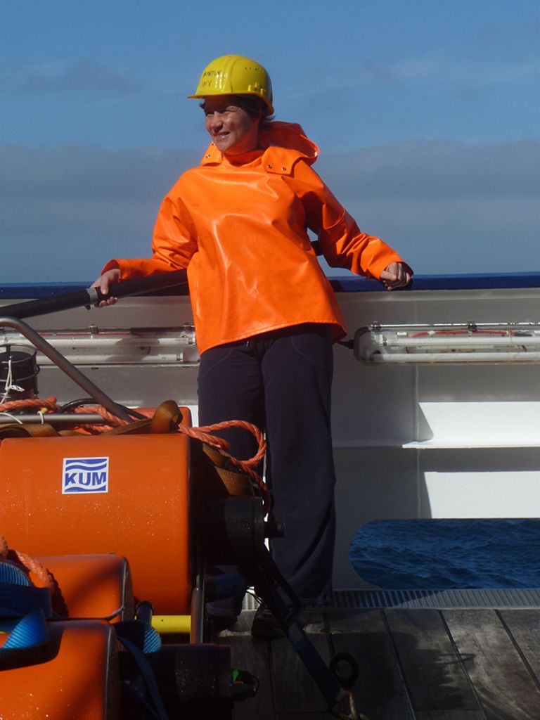 Dr. Marion Jegen-Kulscar an Bord des Forschungsschiffes MARIA S. MERIAN. Die DGG hatte sie in diesem Jahr eingeladen, die Gauß-Lecture in Wien zu halten. Foto Catherine Rannou