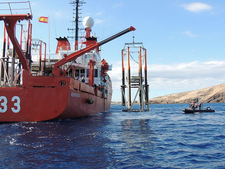 The Spanish research vessel HESPERIDES deploying the mesocosms. Photo: Ulf Riebesell/GEOMAR (CC BY 4.0)