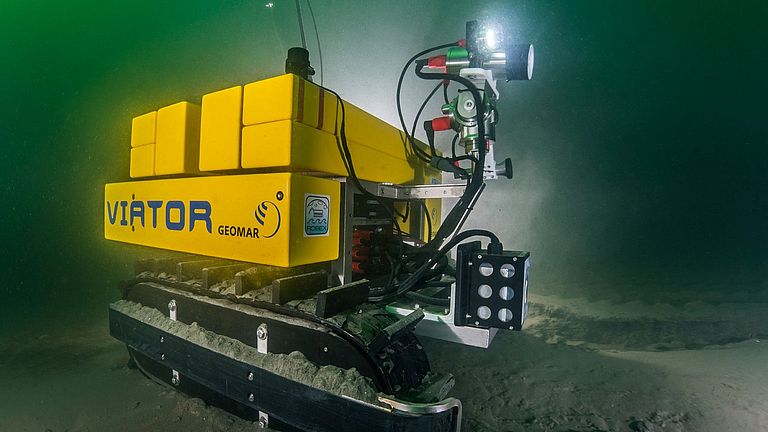 On the seafloor, VIATOR can make visual observations as well as measurements of physical values such as pressure, temperature, salinity and turbidity, and bigeochemical factors such as pH, oxygen, carbon dioxide, methane and chlorophyll in its environment. 