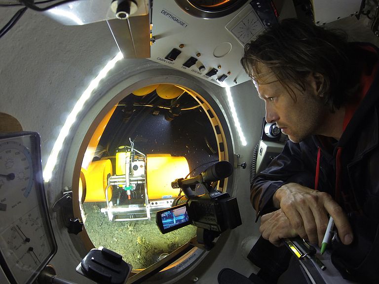 Dr. Sascha Flögel in the JAGO submersible during a dive in Trondheim fjord (Norway) in 2013 Photo: Jürgen Schauer, GEOMAR