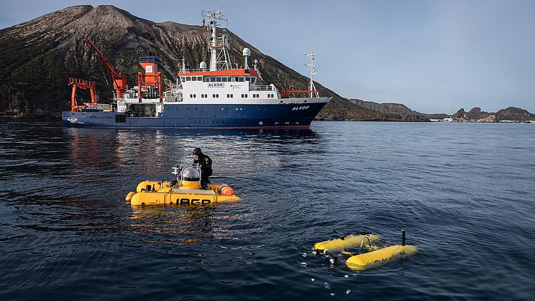 In contrast to remotely operated underwater vehicles, such as ROVs (remotly operating vehicles), they operate completely autonomously, i.e. independently of the carrier ship and without cables.