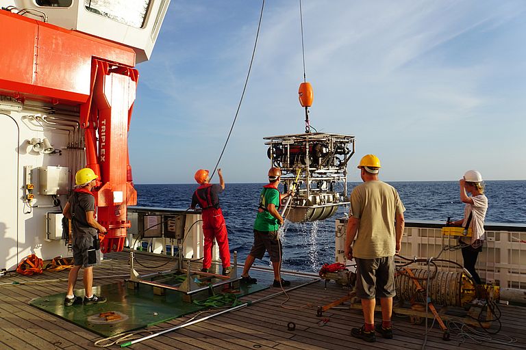 ROV HYBIS kehrt während der Expedition SO241 im Sommer 2015 mit Proben aus der Tiefe auf das Forschungsschiff SONNE zurück. Foto: Jens Karstens, GEOMAR