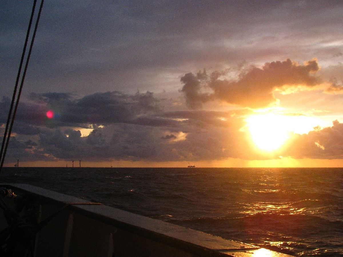 Sonnenuntergang auf See in Sichtweite des gerade entstehenden Offshore Windparks <i>Alpha Ventus</i>