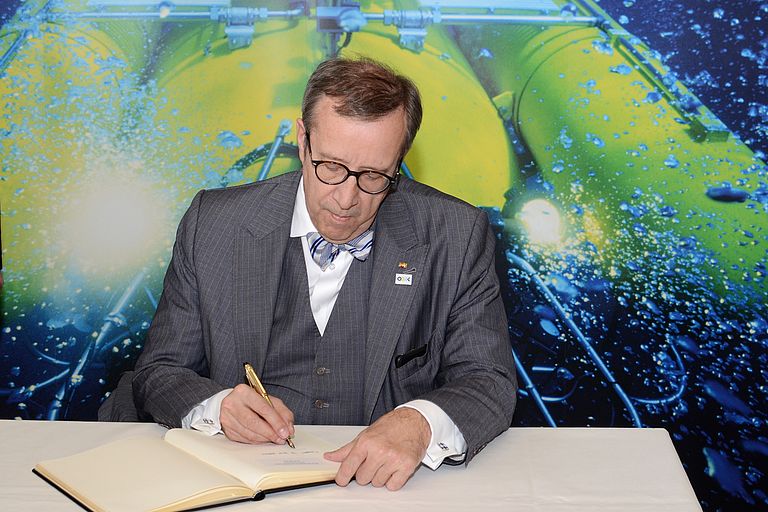 H.E. Toomas Hendrik Ilves, President of Estonia, is signing the GEOMAR guest book. Photo: J. Steffen, GEOMAR.
