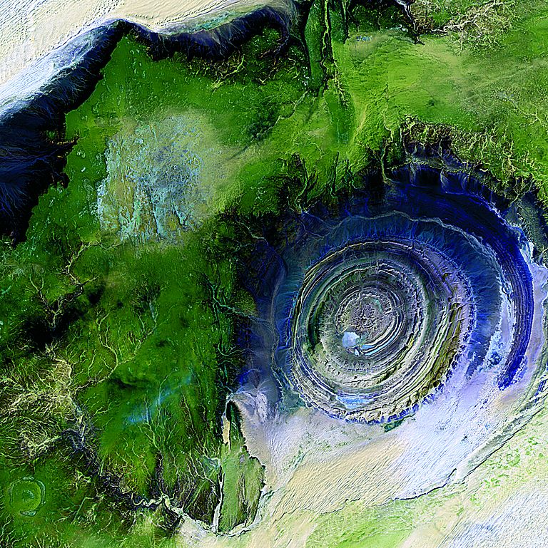 Das Titelbild der Ausstellung zeigt die Richat-Struktur in Mauretanien. Das Bild (es handelt sich hierbei um ein Falschfarbenbild) wurde vom Deutschen Zentrum für Luft- und Raumfahrt (DLR) sowie dem United States Geological Survey (USGS) zur Verfügung gestellt. Es wurde am 11. Januar 2001 vom Satelliten Landsat aufgenommen.