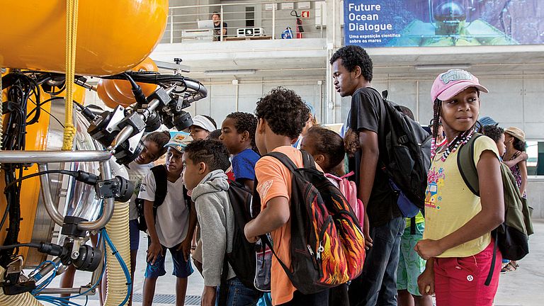 Students marvel at the submersible JAGO during the open house in February 2018.