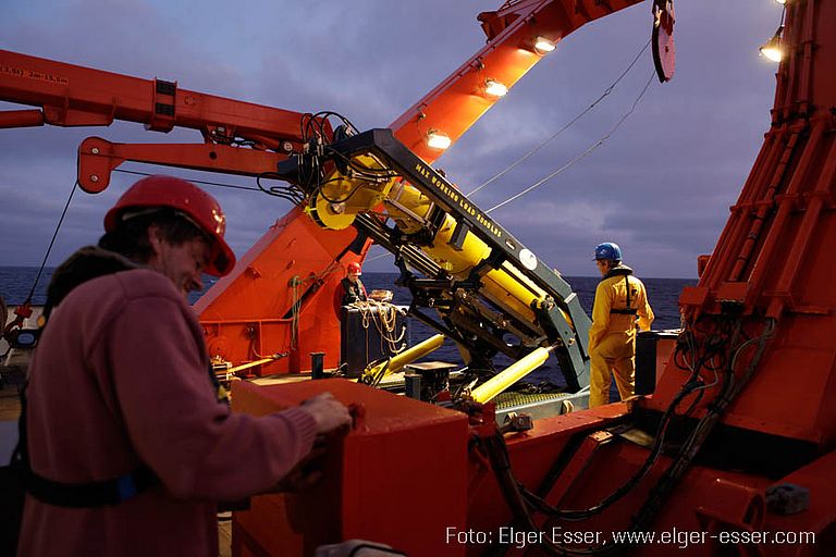 The AUV ABYSS on deck of the research vessel METEOR. photo: Elger Esser, www.elger-esser.com