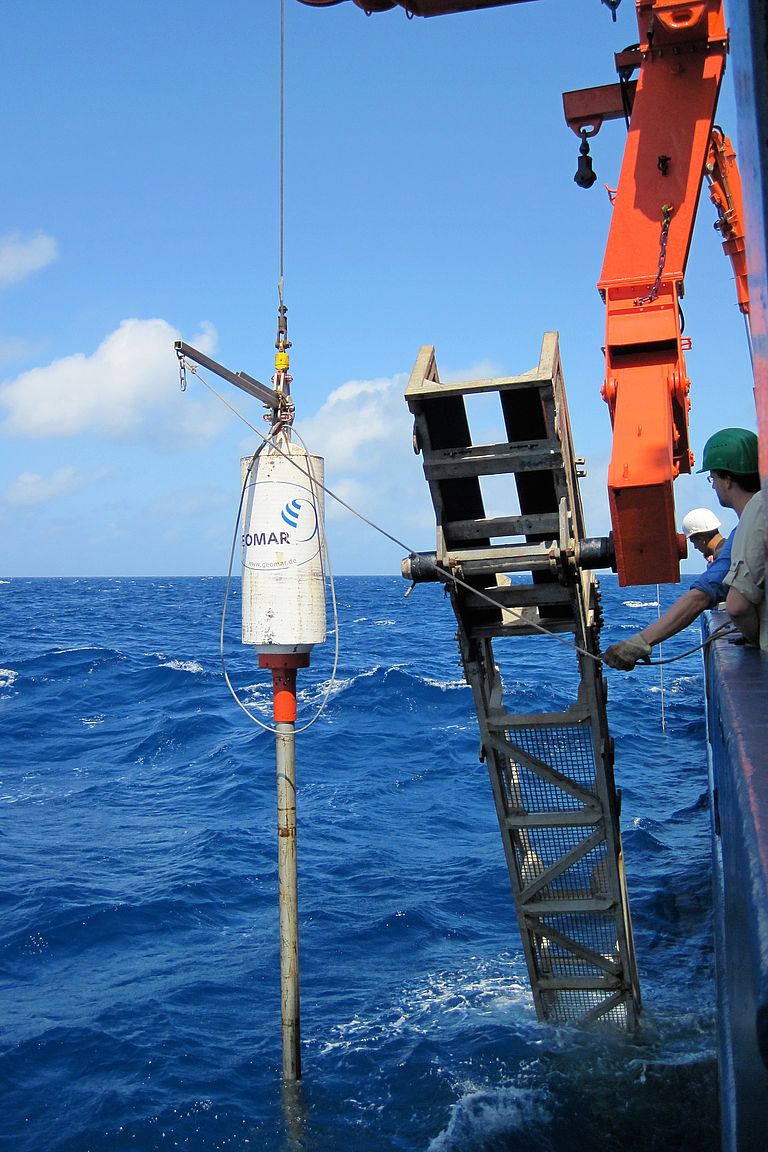 Use of a piston corer aboard R/Vl METEOR to recover the sediment cores off the coast of Peru used in the recently published study. Photo: Dirk Nürnberg, GEOMAR