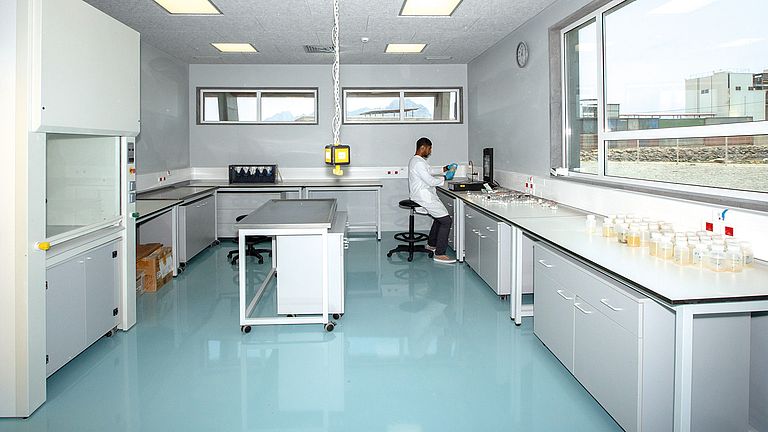 The Wet Lab is mainly for handling of wet samples and has direct access to the outdoor area towards the sea. 