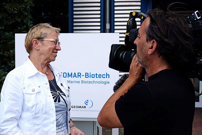 Ministerin Anke Spoorendonk im Interview vor dem GEOMAR-Biotech. Foto: Jan Steffen, GEOMAR