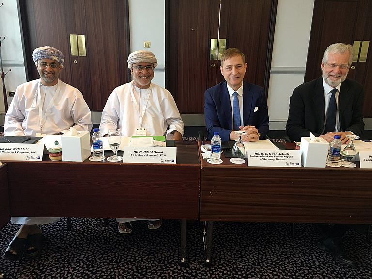Der deutsche Botschafter im Oman, Hans-Christian Freiherr von Reibnitz, und GEOMAR-Direktor Prof. Dr. Peter Herzig, mit den Gastgebern vom omanischen Forschungsrat TRC. Foto: IATA