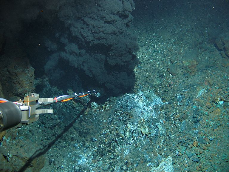 Ein technisches Instrument an einer schwarz rauchenden Stelle am Meeresboden
