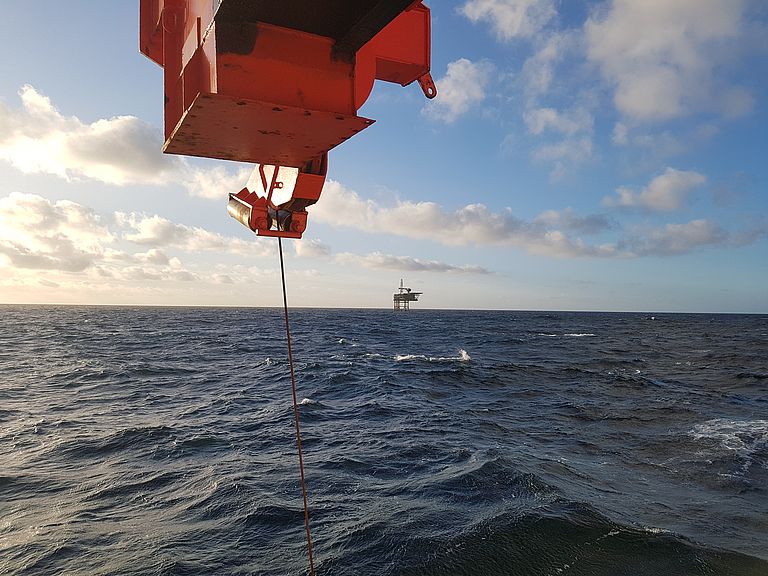 Seit den 1970er Jahren wurden für die Öl- und Gasförderung mehr als 15.000 Bohrlöcher in der Nordsee angelegt. Liegen sie in der Nähe von flachen Gastaschen, ist die Wahrscheinlichkeit hoch, dass lange nach Ende der Förderung rund um das Bohrloch Methan aus dem Meeresboden austritt. Foto: Christoph Böttner/GEOMAR.