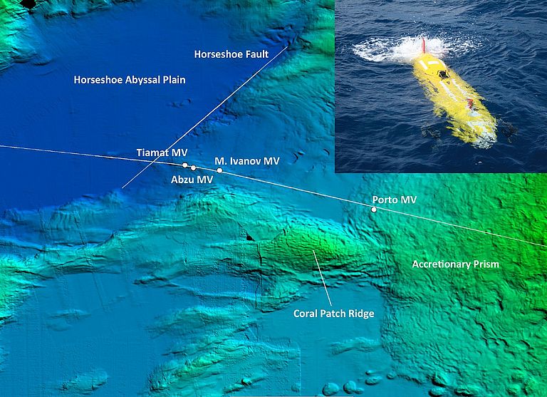 Mit Hilfe des AUV ABYSS (oben rechts im Bild) wurden 2012 die Schlammvulkane Abzu und Tiamat und M. Ivanov entdeckt. Grafik/Foto: GEOMAR
