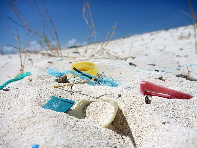 Weltweit findet sich wie hier an einem Strand in Mexiko deutlich sichbare Plastikabfälle an den Stränden. Daneben verschmutzt auch sogenanntes Mikroplastik die Ozeane und Strände. Das GAME-Projekt 2014 untersucht, welche Auswirkungen es auf Meeresorganismen haben kann. Foto: J. Martin, GEOMAR