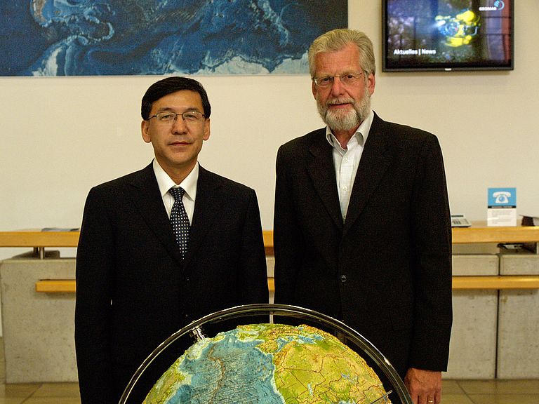GEOMAR Direktor Prof. Dr. Peter Herzig mit dem Vizepräsidenten der CAS, Prof. Dr. YIN Hejun. Foto: A. Villwock, GEOMAR.