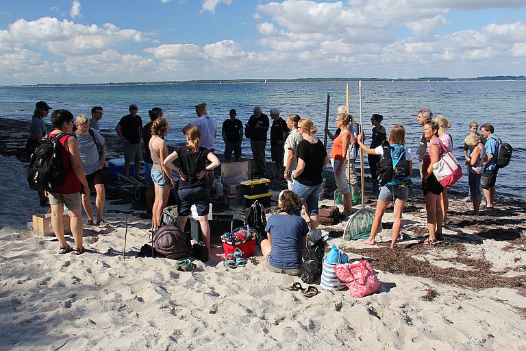 Die Workshopteilnehmer bereiten sich für die Probennahme am Strand vor. Foto: Joachim Dengg, GEOMAR