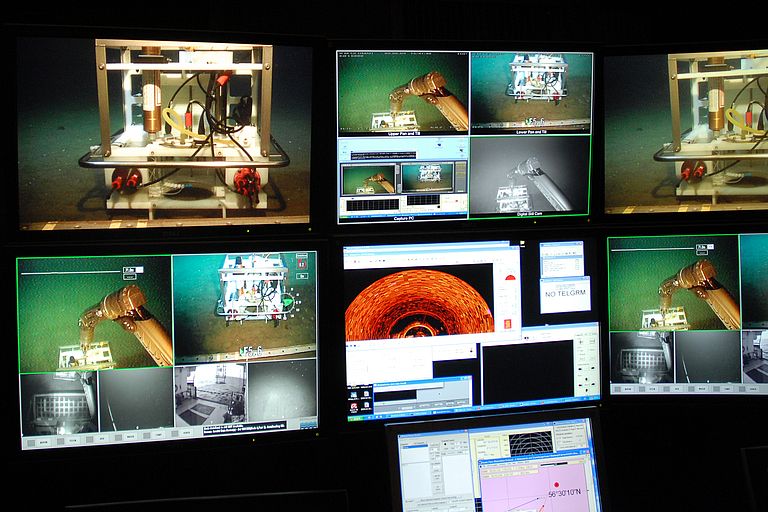 View of the video screens in the control container of ROV KIEL 6000 Photo: Peter Linke, GEOMAR