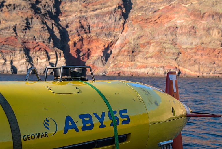 In the past three weeks the POSEIDON has been deploying the autonomous underwater vehicle (AUV) ABYSS in the waters east of Santorini, mapping nearly 100 square kilometres of the seabed in the search for signs of past tectonic activity and submarine eruptions. Photo: Sven Petersen, GEOMAR
