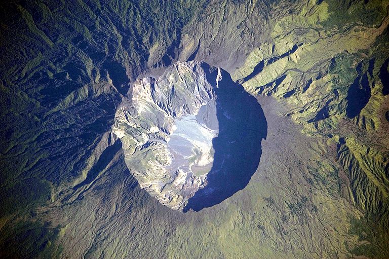 Der Krater des Vulkans Tombora in Indonesien (Durchmesser ca. 7 km). Sein Ausbruch 1815 sorgte in Europa für ein "Jahr ohne Sommer". Die Sulfat-Spuren, die er im grönländischen und antarktischen Eis hinterließ, dienten als Vergleich für die aktuelle Modellstudie. Foto: NASA