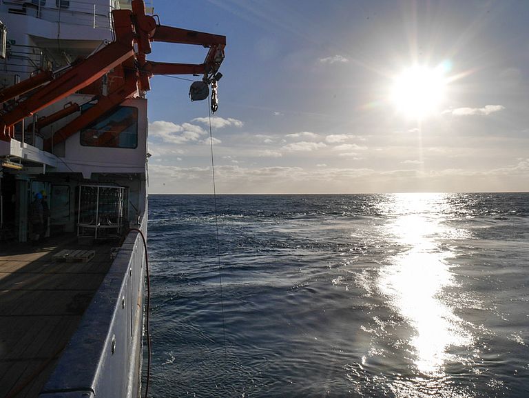 Expedition in den Sonnenuntergang - die FS METEOR durchquert bis Mitte Januar den Südatlantik von Ost nach West. Foto: Martin Visbeck, GEOMAR