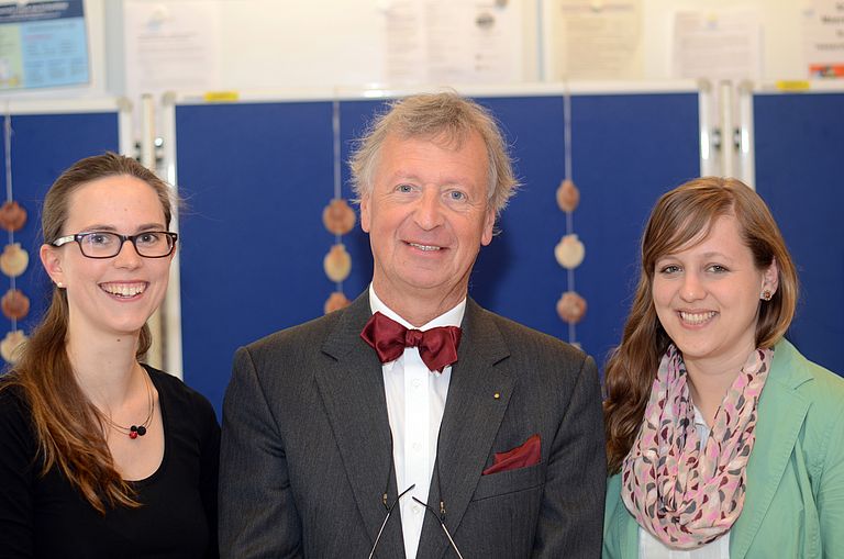 Die Preisträgerinnen Dr. Agnes Weiner (li.) und Sinikka Lennartz mit Prof. Dr. Wolf-Christian Dullo. Foto: J. Steffen, GEOMAR