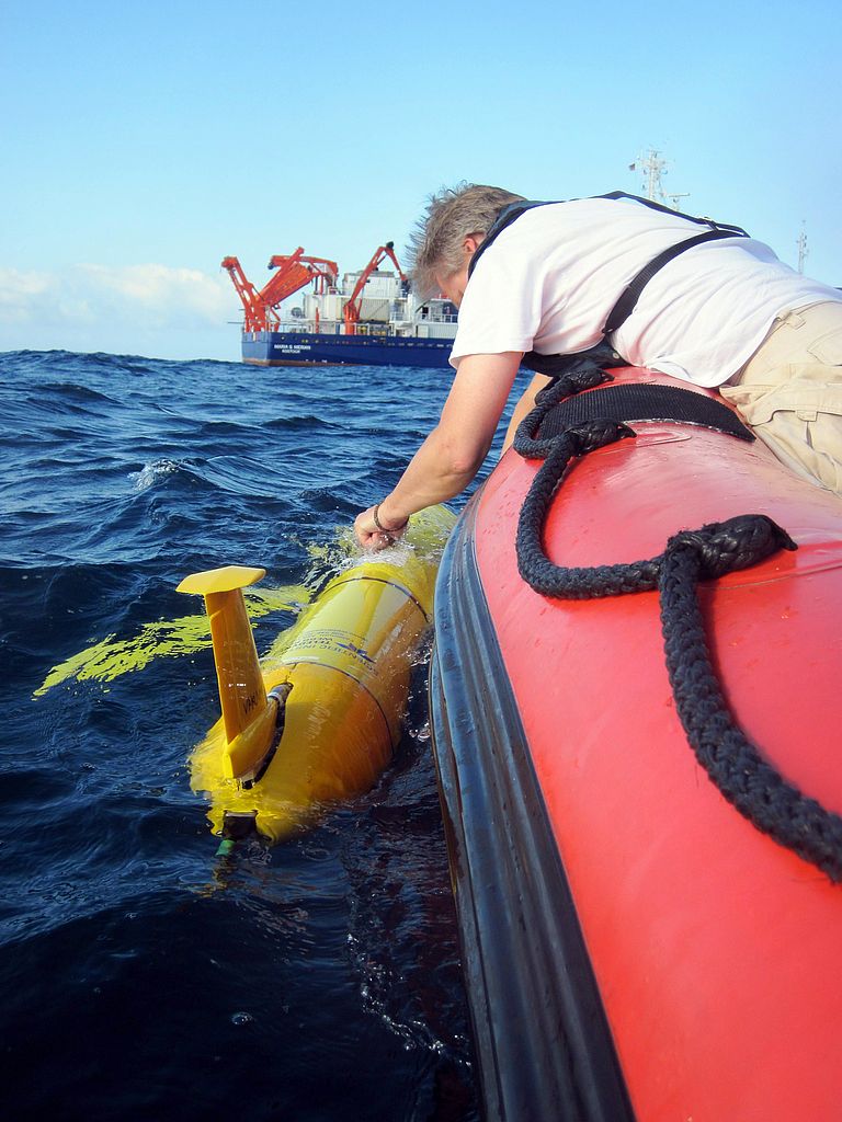 Ein Glider des GEOMAR wird im tropischen Atlantik ausgesetzt. Foto: M. Müller, GEOMAR