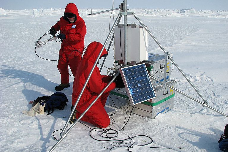 Aufstellen einer meteorologischen Station auf dem Festeis der arktischen Laptev-See. Doch Vorsicht: Eisbären lieben Kabel. Foto; H. Kassens, IFM-GEOMAR
