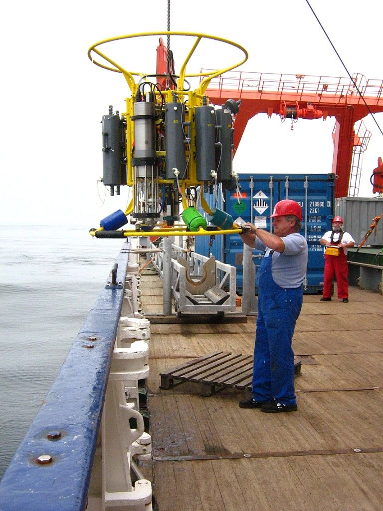A special water sampler is used during METEOR cruise M77 in December 2008. Photo: Martin Frank, GEOMAR