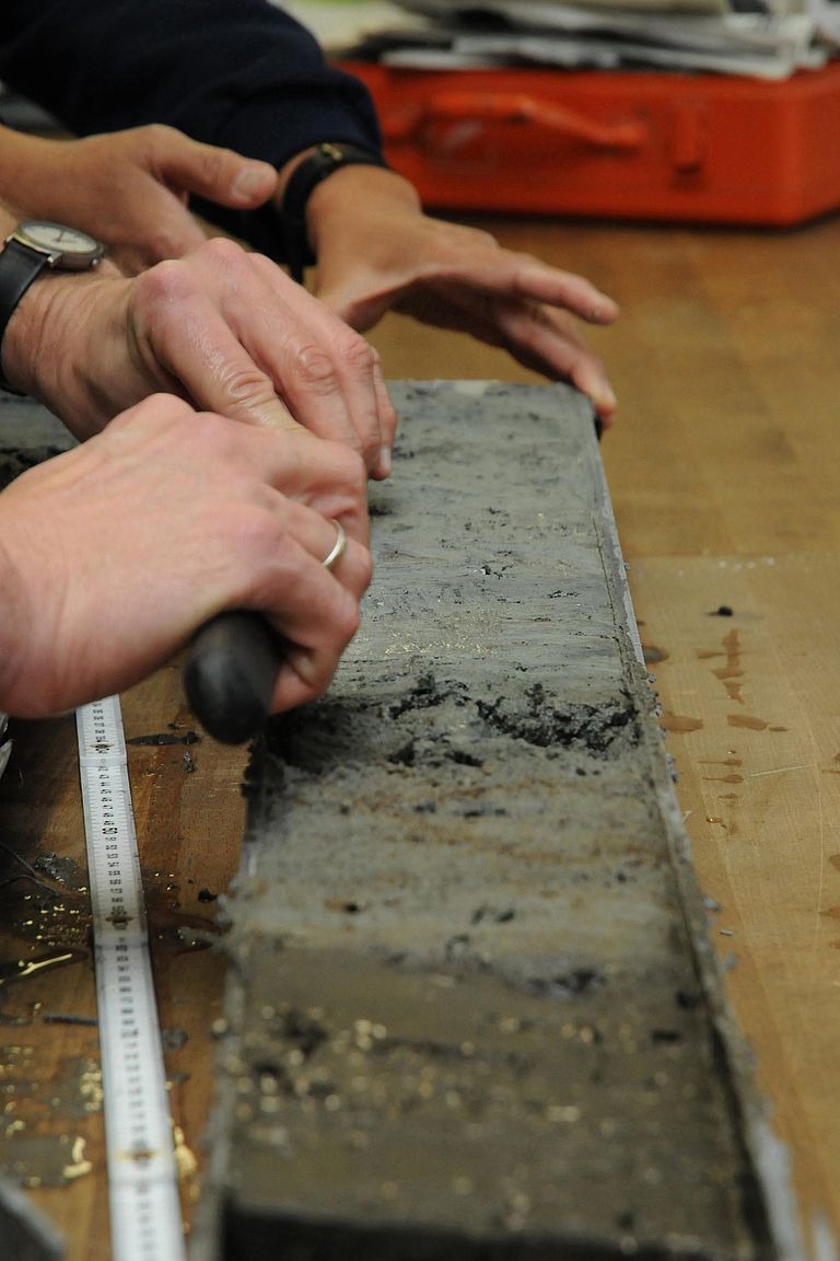 Processing of a sediment core. Like ice cores sediment cores are important climate archives. Photo: Jan Steffen, GEOMAR