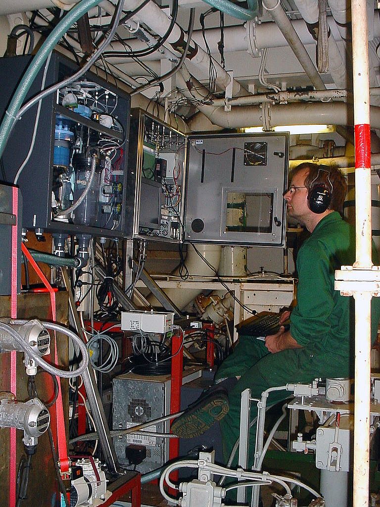 Tobias Steinhoff vor dem CO2-Meßgerät im Maschinenraum eines Handelsschiffs. Quelle: IFM-GEOMAR