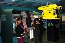 GEOMAR Direktor Prof. Dr. Peter Herzig erläutert Besuchern Exponate in der neuen Dauerausstellung zur Meeresforschung. Foto: GEOMAR.